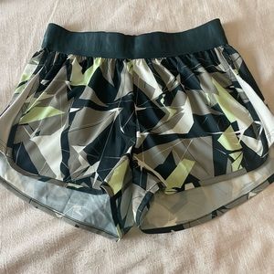 Gymshark Training Loose Fit Shorts-Light Green Patterns